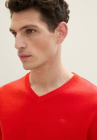 TOM TAILOR MIT V-AUSSCHNITT - Pullover - basic red