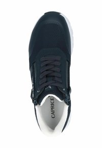Zapatilla deportiva de color marino con upper de malla, puntera texturizada, suela blanca contrastante y cierre de cordones. Marca "Caprice" en el interior.