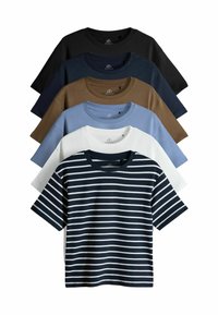 Conjunto de seis camisetas de manga corta en varios colores: negro, azul marino, marrón, celeste, blanco y a rayas en azul marino, con cuellos redondos y tela suave.