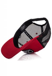 Cappellino da baseball rosso con retro in rete nera, visiera curvata e fodera interna con logo. Cinturino regolabile sul retro per personalizzare la misura.