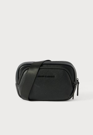 Fekete textúrázott bőrtáska, cipzáros záródással és állítható pánttal. Elegáns, lekerekített formával és diszkrét márkajelzéssel rendelkezik.