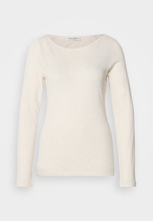 Hosszú ujjú, kerek nyakú felső tört fehér színben, puha, könnyű anyagból, sima textúrával és minimális designnal.