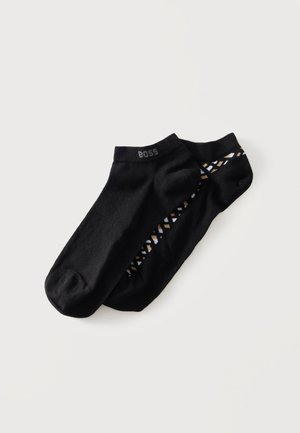 Paire de chaussettes noires à la cheville, une unie avec le texte « BOSS », l'autre avec un subtil motif diagonal de petits triangles blancs et beiges.
