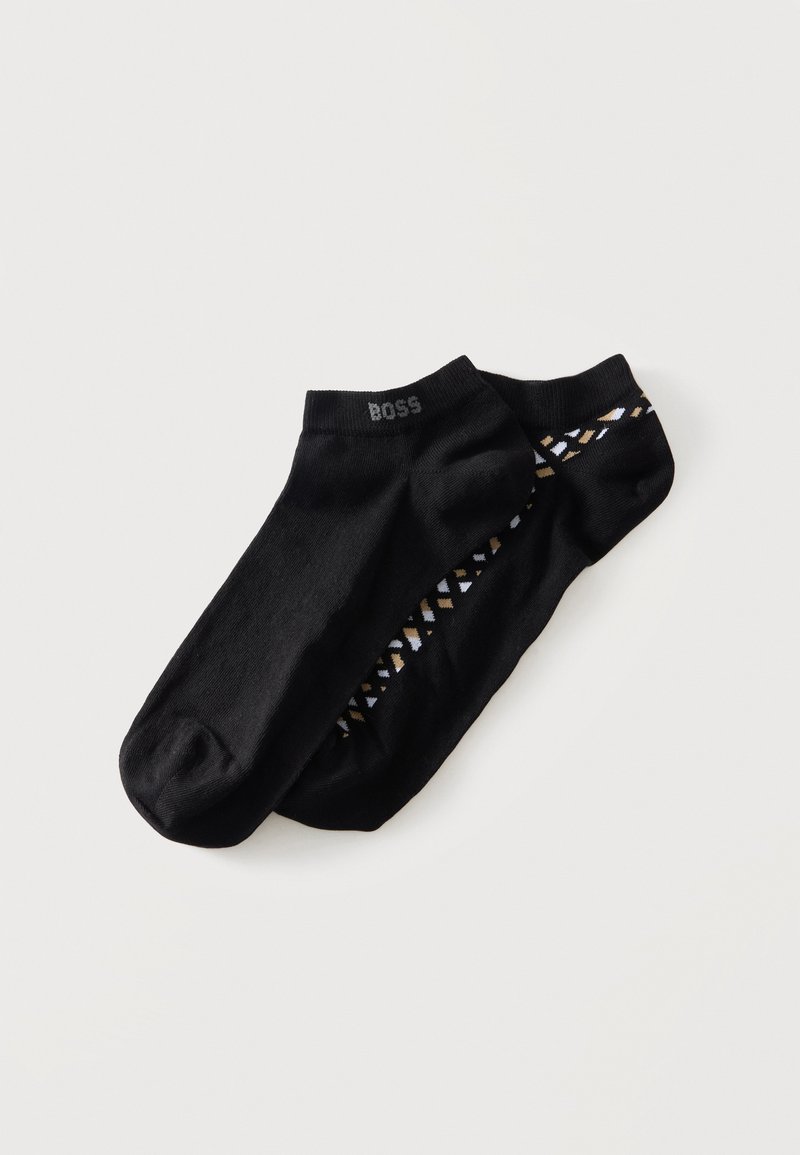 Paire de chaussettes noires à la cheville, une unie avec le texte « BOSS », l'autre avec un subtil motif diagonal de petits triangles blancs et beiges.