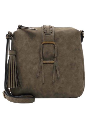 Bolso bandolera de ante marrón con correa ajustable, gran borla y hebilla decorativa en la parte delantera.