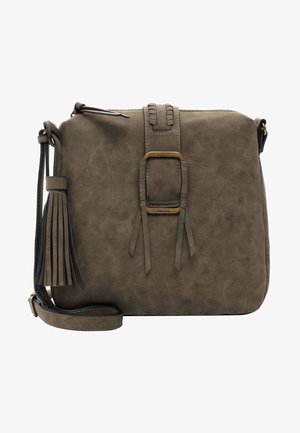 Bruine suède crossbodytas met verstelbare riem, grote kwast en decoratieve gesp aan de voorkant.