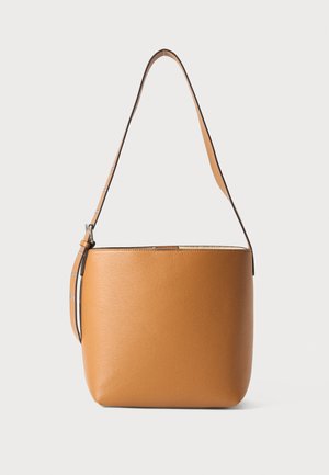 Braune Leder Schultertasche mit glatter Textur, runder Form und dünnem Tragegurt. Verfügt über metallische Akzente und einen Reißverschluss.