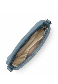 Clutch in pelle blu con superficie testurizzata. Chiusura con cerniera, rivestimento in tessuto beige e design minimalista. L'interno presenta un unico scomparto.