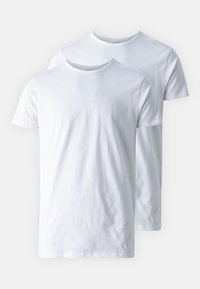 Deux t-shirts en coton blancs avec un col rond, des manches courtes et une texture lisse, exposés l'un devant l'autre.