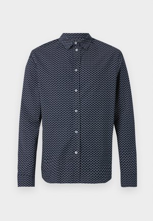 Marineblå langærmet skjorte med knapper, hvidt geometrisk mønster og klassisk krave på en ensfarvet lys baggrund.