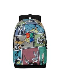 Un sac à dos présentant des personnages de dessin animé dans un design de bande dessinée. Les couleurs incluent du vert, du bleu et du gris, avec une surface texturée et une fermeture éclair.