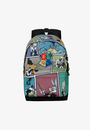 Mochila con personajes de dibujos animados en un diseño de tira cómica. Los colores incluyen verde, azul y gris, con una superficie texturizada y cierre con cremallera.