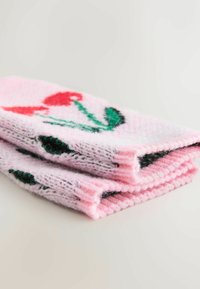 Numegtos rožinės pirštinės be pirštų, su dekoratyviniu gėlių raštu, kuriame raudonos gėlės ir žalios lapijos. Minkšta tekstūra su iškiliais manžetais.