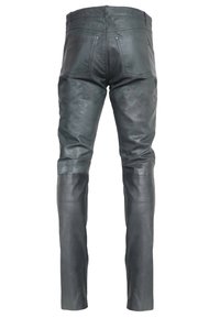 Zwarte leren broek met een gladde textuur, een aansluitend ontwerp en rechte benen. Voorzien van riemlussen en twee achterzakken.