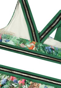Zeleni bikini top s cvetnim in džungelskim vzorcem, izdelan iz recikliranih materialov, s črnimi in zlatimi črtami ob robovih.