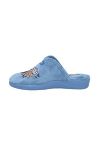 Zapatilla azul de felpa con parte trasera abierta, que presenta una superficie texturizada, diseño de animal con acentos de estampado de leopardo y una suela acolchada.