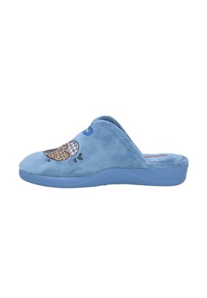 Zapatilla azul de felpa con parte trasera abierta, que presenta una superficie texturizada, diseño de animal con acentos de estampado de leopardo y una suela acolchada.