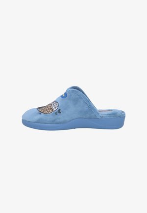Zapatilla azul de felpa con parte trasera abierta, que presenta una superficie texturizada, diseño de animal con acentos de estampado de leopardo y una suela acolchada.