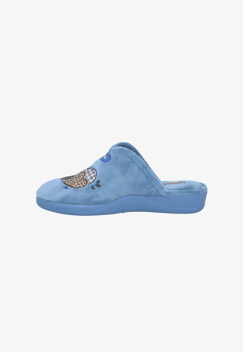 Zapatilla azul de felpa con parte trasera abierta, que presenta una superficie texturizada, diseño de animal con acentos de estampado de leopardo y una suela acolchada.