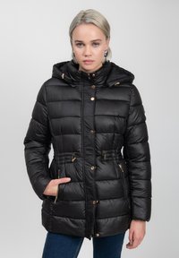 Zwarte pufferjack met een capuchon, met gearceerde secties, gouden accenten, voorzakken en een trekkoord in de taille.