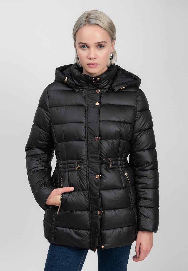 Zwarte pufferjack met een capuchon, met gearceerde secties, gouden accenten, voorzakken en een trekkoord in de taille.