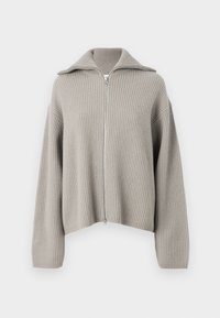 Pull en maille côtelée gris clair, zippé, avec un col évasé et des épaules tombantes. À noter un tissu texturé et une coupe cropped.