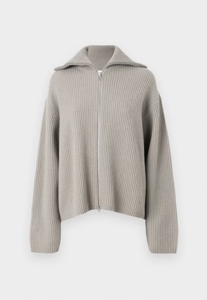 Világosszürke bordázott zipzáros pulóver, széles gallérral és lecsúsztatott vállakkal. Texturált anyaga van, és cropped (rövid) kialakítású.