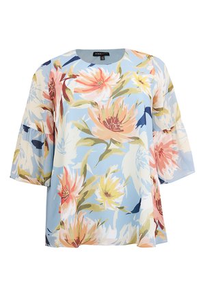 Lichtblauwe blouse met grote perzik-, gele en crèmekleurige bloemenprint, voorzien van een ronde halslijn en 3/4 lange, wijde mouwen.