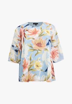 Hellblaue Bluse mit großem Blumenmuster in Pfirsich-, Gelb- und Cremetönen, ausgestattet mit einem runden Ausschnitt und weiten 3/4-langen Ärmeln.