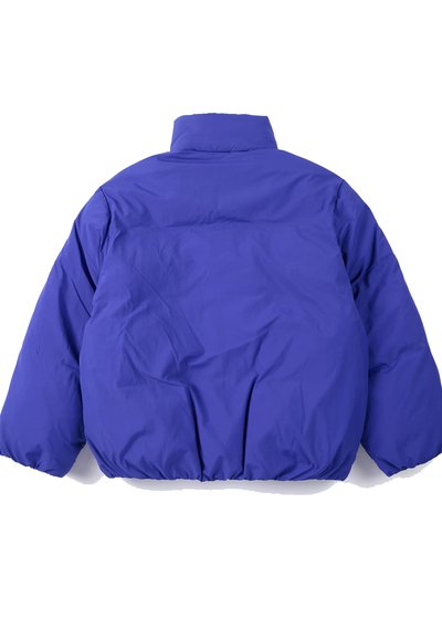 Veste matelassée bleue avec manches longues, col montant et ourlet élastique, vue de dos sur fond blanc.