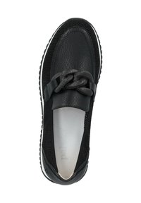 Zapato negro tipo slip-on con una parte superior de cuero texturizado, detalles de malla y una correa trenzada en la parte delantera, con una suela de goma blanca.