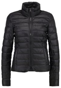 Sort puffjakke med høj krave, vandret quiltet mønster, fuld frontlynlås og tætsiddende ærmer. Glat, blank overfladefinish.