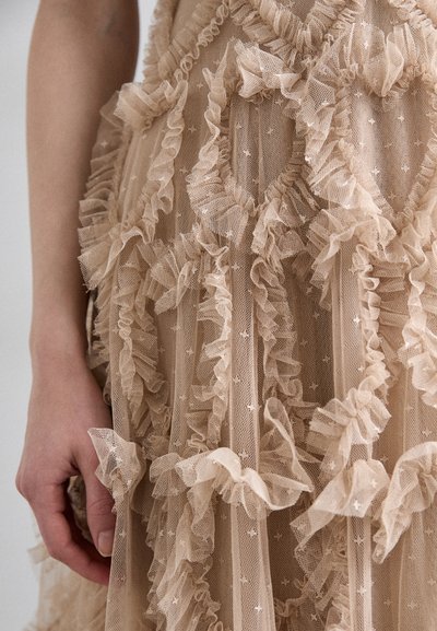 Needle & Thread AMORETTE V NECK GOWN - Gallakjole - sand