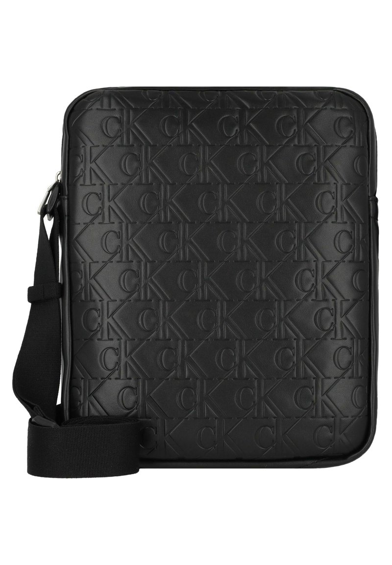 Borsa a tracolla nera con motivo a logo CK in rilievo, forma rettangolare, materiale sintetico e tracolla regolabile per il trasporto.
