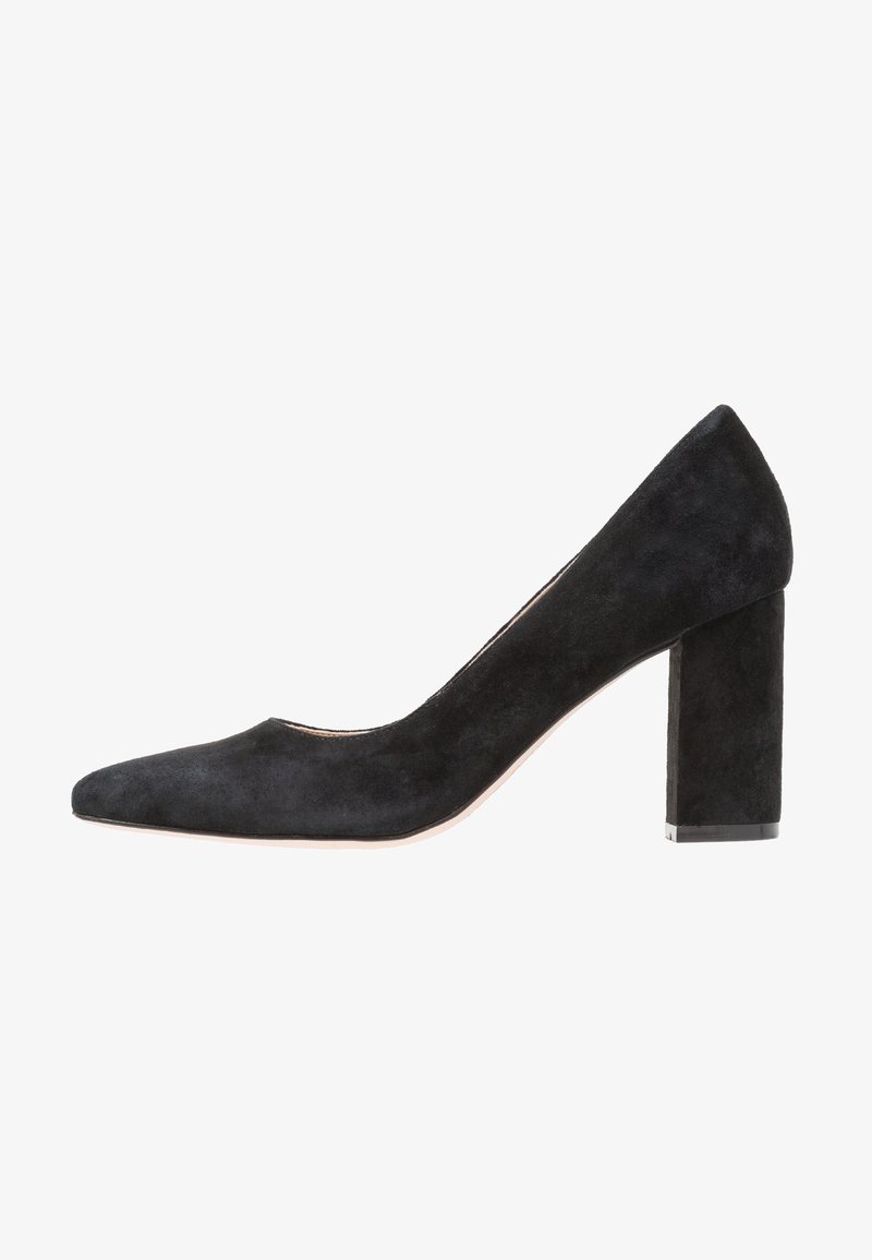 Escarpin en daim noir à talon haut avec un bout pointu, une découpe arrondie à la lanière, et un talon carré épais agrémenté d'un accent brillant.