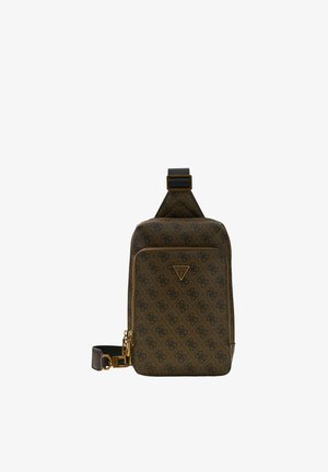 Sac bandoulière marron Guess avec motif logo noir, poche zippée avant, bandoulière ajustable et ferrures dorées.