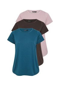 Tre t-shirt a maniche corte con collo rotondo, in verde teal, marrone scuro e rosa chiaro, impilate una davanti all'altra su uno sfondo bianco.