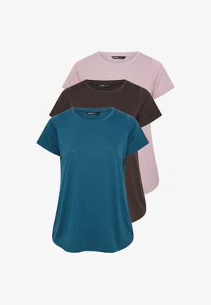 Drie T-shirts met korte mouwen en ronde hals in teal, donkerbruin en lichtroze, op elkaar gestapeld van voor naar achteren op een witte achtergrond.