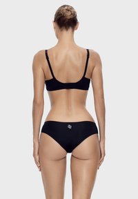 Czarny komplet bielizny: bezszwowy biustonosz z regulowanymi ramiączkami oraz pasujące figi typu hipster. Miękka, gładka tkanina z detalem w postaci logo.