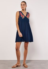 Apricot EMBROIDERED BLOOMS SWING - Ranta-asusteet - navy