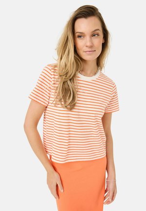 Stribet t-shirt med korte ærmer, der har orange og hvide vandrette striber. Blød kvalitet, rund halsudskæring og afslappet pasform.