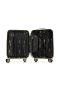 Maleta rígida en beige con un interior negro de diseño. Incluye ruedas dobles, un bolsillo con cremallera y correas cruzadas ajustables para asegurar los objetos.