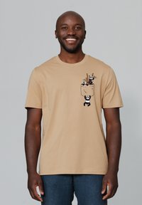Beige Baumwoll-T-Shirt mit einem Grafikdesign von drei Pandas und Essstäbchen in einer Taschenoptik. Kurze Ärmel und Rundhalsausschnitt.