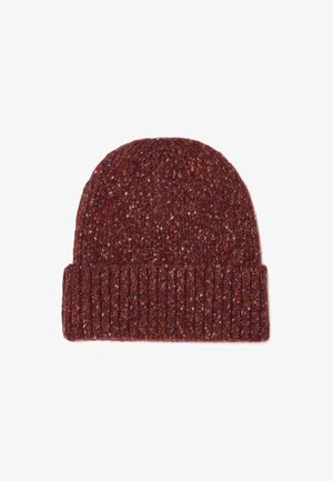 Strickmütze in Kastanienbraun mit geripptem Umschlagbund, die eine gemischte Wolltextur mit Ocker-, Lila- und Cremefasern zeigt.