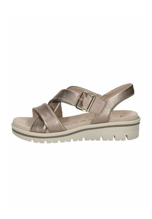 Bronzen leren sandalen met gekruiste bandjes, verstelbare gesp, gewatteerde binnenzool en een witte rubberen buitenzool met reliëf.