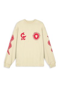 Beige langemouwen T-shirt met rode graphics: een gestileerde 'G', hart, zonnestraal en slang ontwerp op de mouwen. Katoenen materiaal, relaxte pasvorm.
