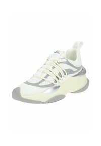 Scarpa sportiva bianca con accenti grigi, tomaia in rete testurizzata, lacci evidenti, dettagli argentati lungo il lato e suola spessa.