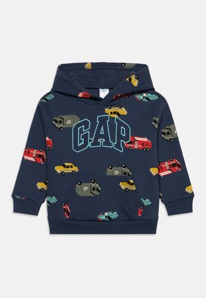 Sweat à capuche bleu marine pour enfants avec des motifs colorés de voiture, taxi, camion de pompiers et camion de recyclage et "GAP" imprimé en grandes lettres sur le devant.