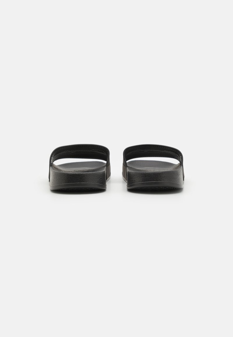 Schwarze Badeschlappen mit breiten, flachen Riemen. Hergestellt aus synthetischem Material mit einer strukturierten Oberfläche auf der Fußbett. Minimalistisches Design.