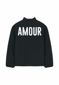 Pull-over en polaire noire avec col montant et manches longues ; présente un grand texte blanc "AMOUR" au dos ; matière douce et texturée.
